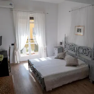 https://beautiful-floral-apartment-on-navigli.italymilanhotels.net